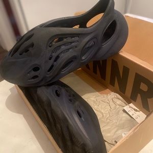 Foam runners men size 10